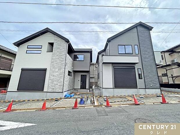 住まいの完成に向けて工事が進行中です。外観や室内の仕上がりも少しずつ見えてきました。完成が楽しみな一邸です。