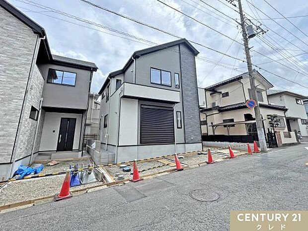 住まいの完成に向けて工事が進行中です。外観や室内の仕上がりも少しずつ見えてきました。完成が楽しみな一邸です。