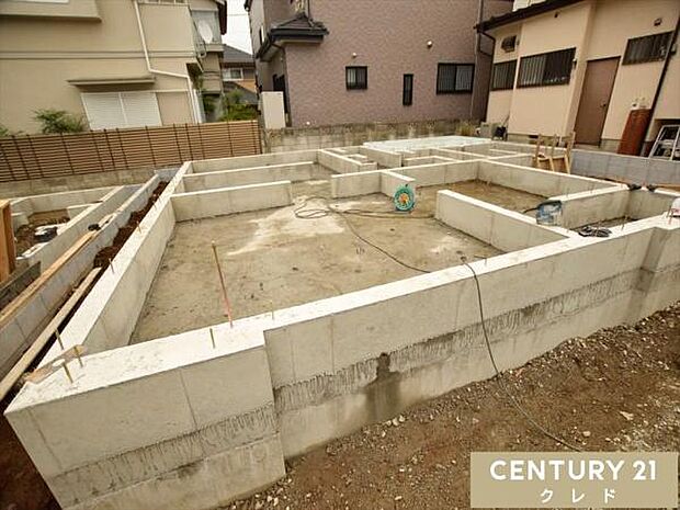 現在は基礎工事中です。床全面と立ち上がりを鉄筋コンクリートで施工することで、安心して暮らせる地震に強い基礎を造ります。