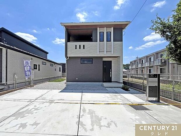 名細小・中学校まで徒歩11分で、お子様も無理なく通える安心の距離感。スーパーなどの商業施設も徒歩15分圏内に充実した、子育て家族にもオススメの住環境です。