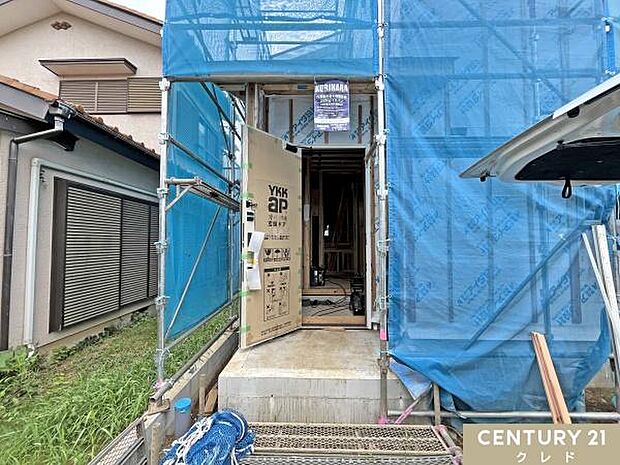 シートの内側では、完成に向けて工事が順調に進行中です。住まいの完成を楽しみにお待ちください。