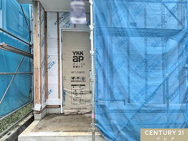 シートの内側では、完成に向けて工事が順調に進行中です。住まいの完成を楽しみにお待ちください。