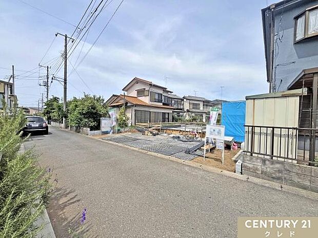 敷地はゆとりある50坪。来客時はもちろん、将来お子様が免許取得時に便利な、並列3台駐車可能なカースペース付き。