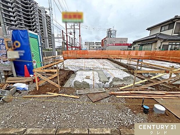 公道6ｍ×6ｍに面した開放的な立地。ショッピング施設「ワカバウォーク」や生活施設が徒歩圏内に揃います。