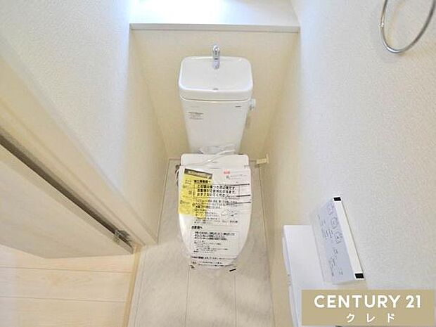 窓から自然光が入り、明るく爽やかな印象のトイレです。温水洗浄便座付きで毎日快適。お手入れもしやすく、清潔な状態を保ちやすいのも魅力です。