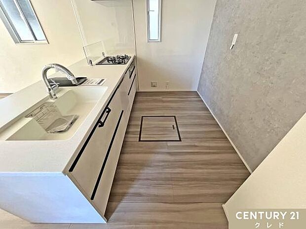 収納豊富なシステムキッチンは動線にゆとりを作り、住空間を広く確保。3口コンロや家事の時短に大活躍の食洗機など、家事をサポートする設備も充実しています。