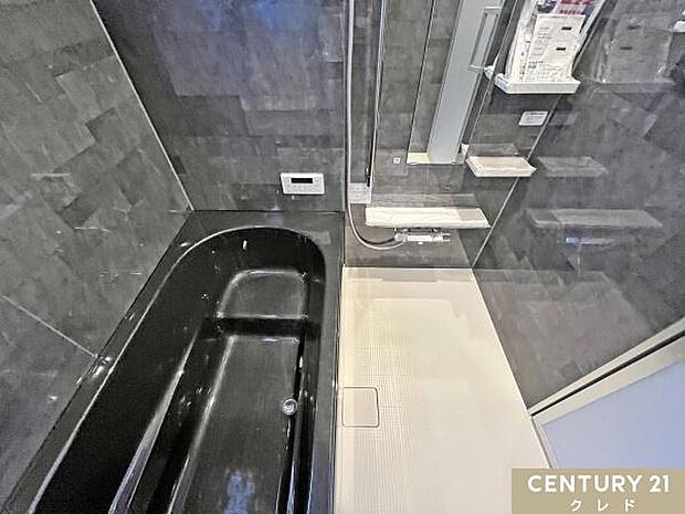 黒を基調とした浴槽とシックな石目調パネルが演出する、ホテルライクで上質なバスルーム。1日の疲れを癒してくれるバスタイムを有意義に。大人の方もゆったりと入浴できます。