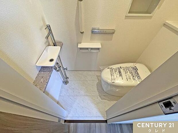 明るく爽やかな印象のトイレです。温水洗浄便座付きで毎日快適。お手入れもしやすく、清潔な状態を保ちやすいのも魅力です。