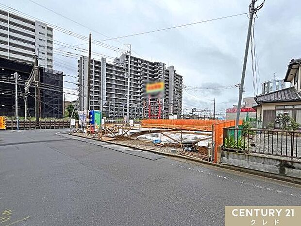 公道6ｍに面した開放的な立地。ショッピング施設「ワカバウォーク」や生活施設が徒歩圏内に揃います。