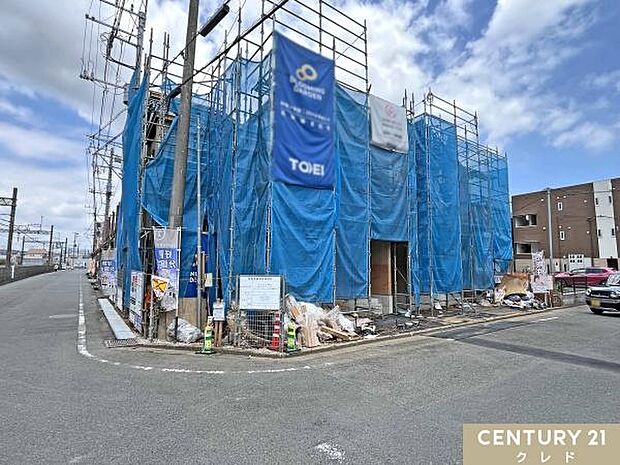 公道6mに面した開放的な立地。ショッピング施設「ワカバウォーク」や生活施設が徒歩圏内に揃います。