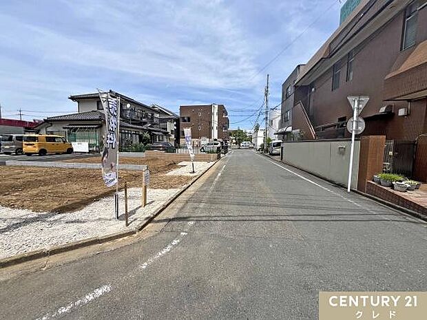 東武東上線「若葉」駅徒歩3分。映画館やスーパーなど58の専門店が揃う「ワカバウォーク」まで徒歩7分。