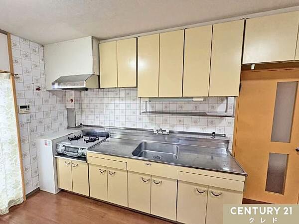 収納豊富なキッチンは動線にゆとりを作り、住空間を広く確保。キッチンツールなどもすっきりと収納することができ毎日のお料理やお掃除も快適に行うことができます。