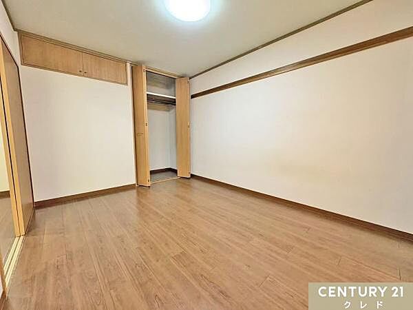 【洋室6帖】使い勝手の良い6帖のお部屋は寝室としても使用できます。ベッドやドレッサー、収納家具などが余裕で納まるゆとりの室内です。