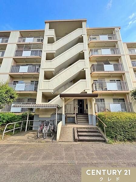 【駐輪場】通勤・通学など自転車をお使いのご家族も駐輪場をご利用いただけます。屋根の付いた駐輪スペースは雨などによる錆から自転車を守ります。