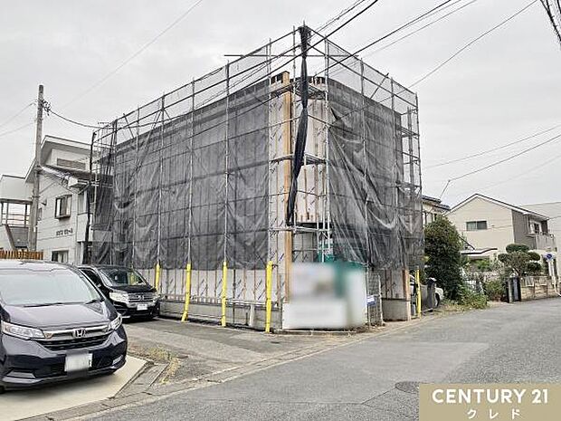 建物を雨水から守る、防水シートの施工中。存在感のある、お洒落な外観デザインが魅力の新邸が誕生します。