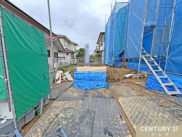 敷地55坪超の整形地×並列3台駐車。広い南庭付きでガーデニングや家庭菜園なども楽しめます。