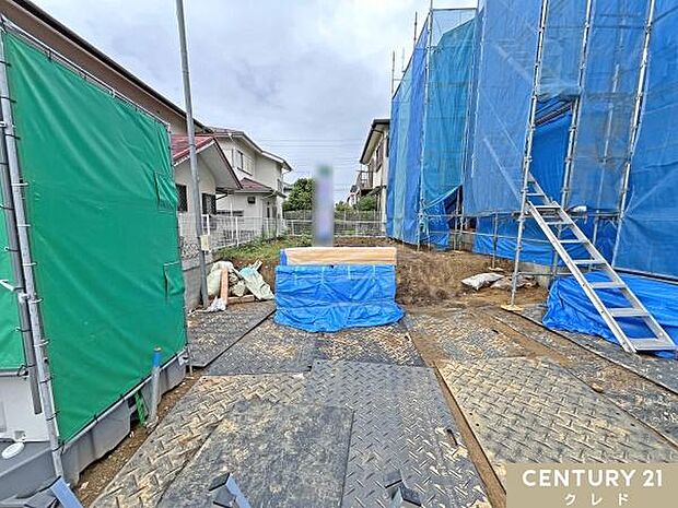 敷地55坪超の整形地×並列3台駐車。広い南庭付きでガーデニングや家庭菜園なども楽しめます。