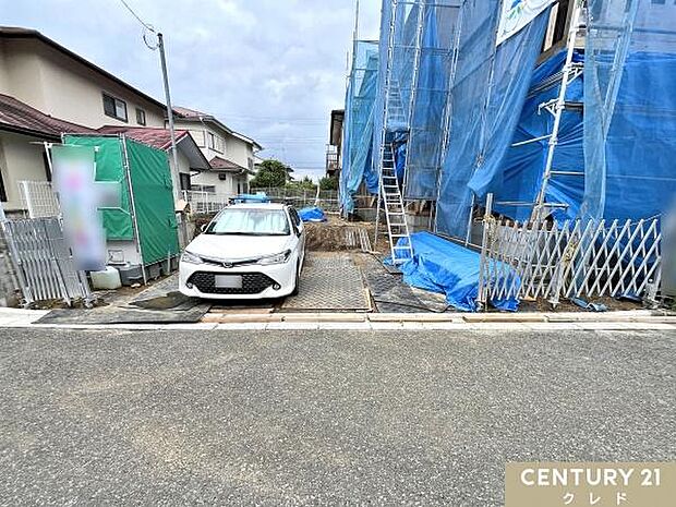 カースペースには並列3台の車が駐車可能です。ゆとりある55帖の敷地を活かしたお住まいはお庭での活動も楽しめます。