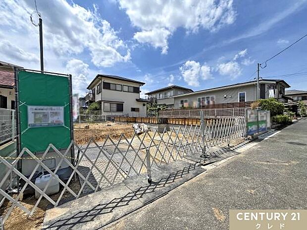 東武東上線高坂駅からバス乗車10分。バス停「サブセンター前」から停歩7分の立地に位置する敷地約55坪の新邸。周辺環境も含めてご案内します。