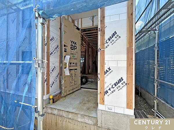 防水シートが施工され、雨水の浸入を防ぐための工事が進んでいます。完成へ向けて着々と進行中です。