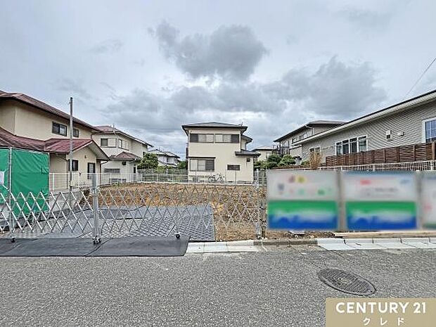 ただいま土地の造成中です。建物を建てる前にしっかりと地盤の調査を行い、必要に応じて地盤改良を行います。