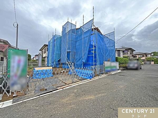 東武東上線高坂駅からバス乗車10分。バス停「サブセンター前」から停歩7分の立地に位置する敷地約55坪の新邸。周辺環境も含めてご案内します。