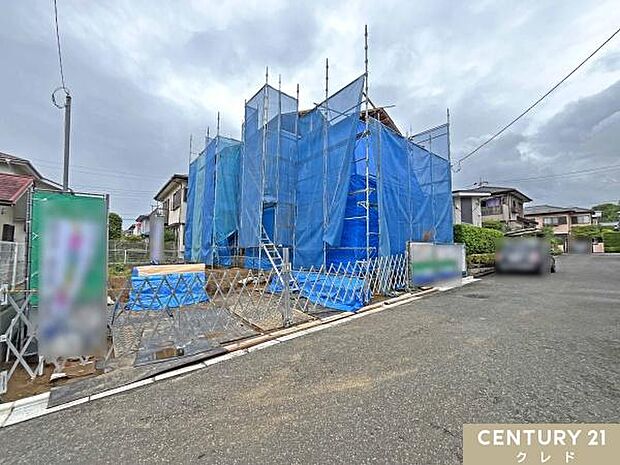 東武東上線高坂駅からバス乗車10分。バス停「サブセンター前」から停歩7分の立地に位置する敷地約55坪の新邸。周辺環境も含めてご案内します。