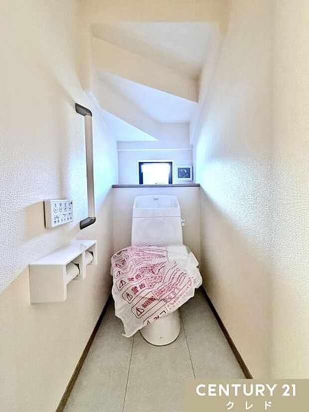 見やすく操作が簡単な温水洗浄便座。壁面にリモコンを設置することにより、楽な姿勢での操作が可能。すっきりとした個室で掃除しやすい設計です。