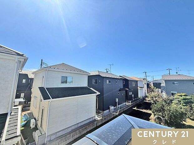バルコニーからの眺望です。陽当たりの良い住宅街エリアのバルコニーからは、晴れた日には青々と広がる空を眺めることができます。