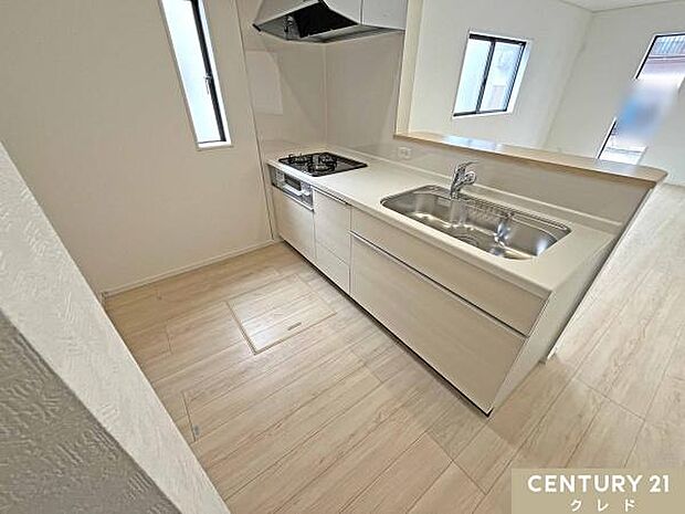 収納豊富なシステムキッチンは動線にゆとりを作り、住空間を広く確保。キッチンツールなどもすっきりと収納することができ毎日のお料理やお掃除も快適に行うことができます。