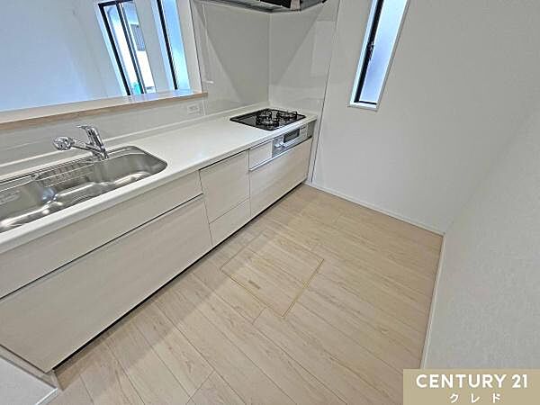 収納豊富なシステムキッチンは動線にゆとりを作り、住空間を広く確保。キッチンツールなどもすっきりと収納することができ毎日のお料理やお掃除も快適に行うことができます。