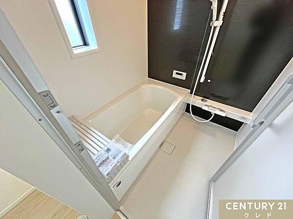 浴室乾燥機と浴室物干しで雨の日のランドリールームとしても使用可能。くつろぎの入浴を楽しめる浴室は快適さと便利さを兼ね備えた約1坪の空間です。