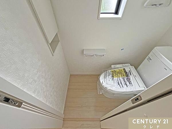収納付きの温水洗浄トイレは、スタイリッシュなデザインと機能性を両立。トイレットペーパーや消耗品をスッキリ収納でき、スペースを有効活用。温水洗浄機能で快適さが向上し、清潔感も保てます。