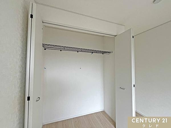 全室収納×掃除のしやすいフローリングの造り。シンプルな室内はお好みの家具も合わせやすく、お子様の成長や気分によって好みのレイアウトを楽しめます。