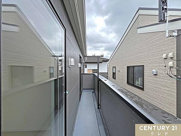 朝起きてカーテンを開けると、朝の陽射しで気持ちよく一日のスタートが切れる北東向きのバルコニー。朝に洗濯をすれば、午前中の日差しでしっかり乾燥できます。