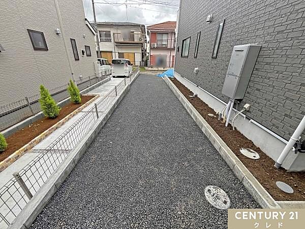 お住まいは縦列2台のカースペース付き！アスファルトで舗装され、雨の日でもぬかるまず車内のきれいも維持できます。周辺環境も含めてご案内します！