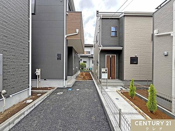 道路から一歩入った旗竿地は通りからの視線が届きにくいのでプライベート感の高い暮らしを叶えます。