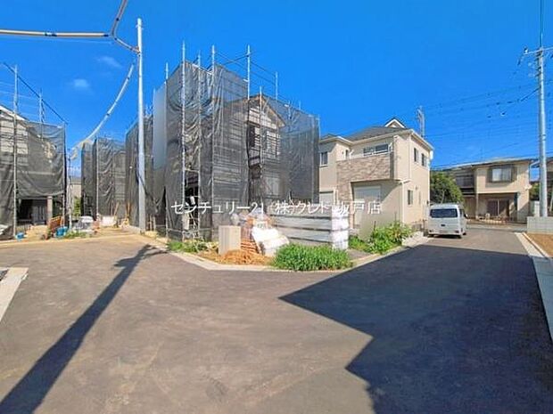JR川越線「的場」駅徒歩20分。バス停まで徒歩6分で、毎日の通勤通学はもちろん、休日のお出かけにも便利な住環境です。