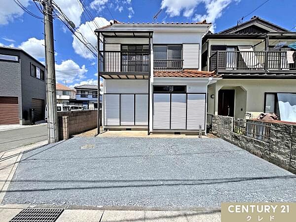東武越生線「一本松」駅徒歩5分。落ち着いた住環境でありながら、生活施設が徒歩圏内に集まる利便性の良いエリアです。