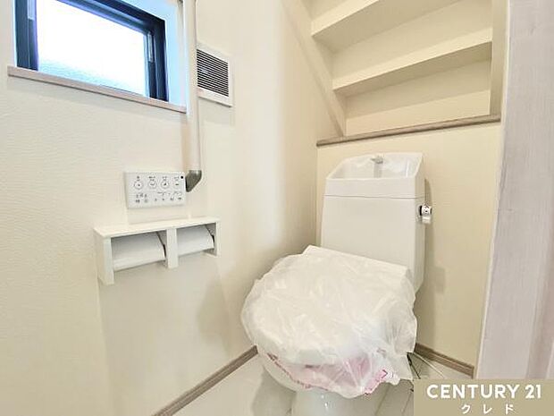 見やすく操作が簡単な温水洗浄便座。壁面にリモコンを設置することにより、楽な姿勢での操作が可能。すっきりとした個室で掃除しやすい設計です。