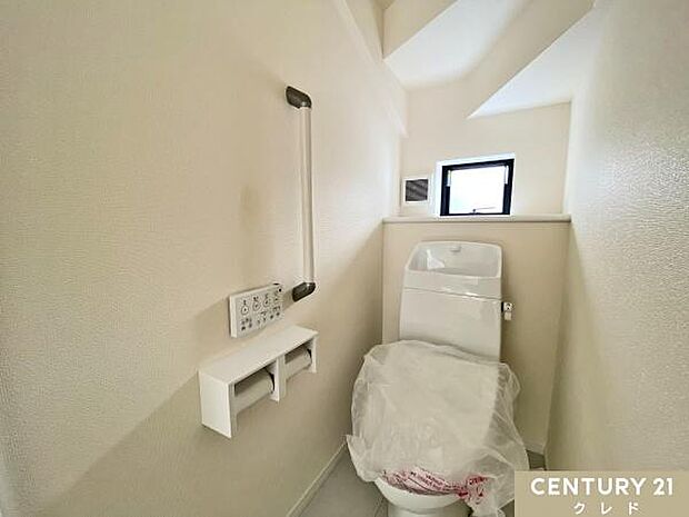 見やすく操作が簡単な温水洗浄便座。壁面にリモコンを設置することにより、楽な姿勢での操作が可能。すっきりとした個室で掃除しやすい設計です。