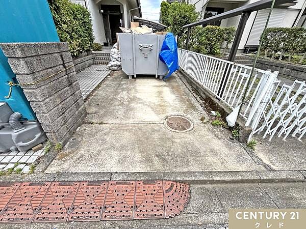 敷地内に2台駐車可能なカースペース付き。毎日の通勤やお子様の送り迎えなど、車移動がメインの方にも嬉しいですね。