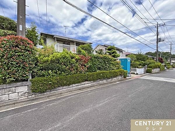 南側6ｍの公道に面し、車の出し入れもスムーズな開放感あふれる住まい。陽当りの良さはもちろん、風通りも良好で毎日を快適にお過ごしいただけます。