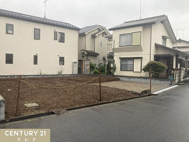 ご夫婦でお車をお持ちの方にも嬉しい、並列2台分のカースペース付き。前面道路は北西6m公道でお車の出し入れもスムーズに行えます。