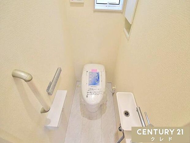 明るく爽やかな印象のトイレです。温水洗浄便座を備え毎日快適。手すりも設置されており、小さなお子様からご年配の方まで安心してご利用いただけます。