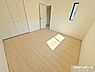 寝室：【洋室8帖】ゆとりある広さが魅力の洋室8帖はダブルベッドを置いても余裕があり、主寝室としてもおすすめ。ゆったりとくつろげる、落ち着いた空間です。