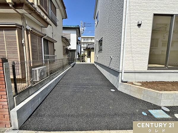 敷地内カースペースがあります。今後は舗装を行いぬかるまず、靴や車内の汚れにくい足元になります。