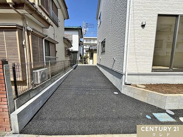 敷地内カースペースがあります。今後は舗装を行いぬかるまず、靴や車内の汚れにくい足元になります。