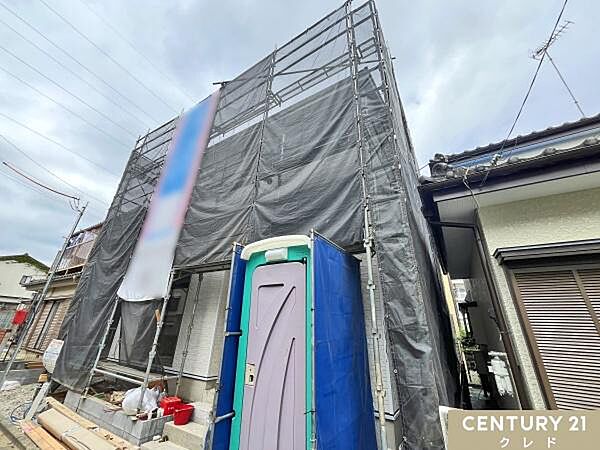 お住まいの耐久性・デザイン性を左右する外壁材が取り付けられました。風雨や紫外線に強く、長期間にわたり建物を保護します。