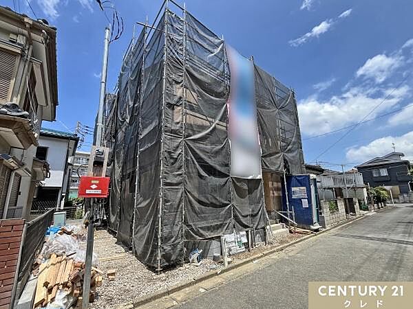 木工事が進み、お住まいの外壁の施工に取り掛かっている途中です。3LDK住空間の形が見えてきました。